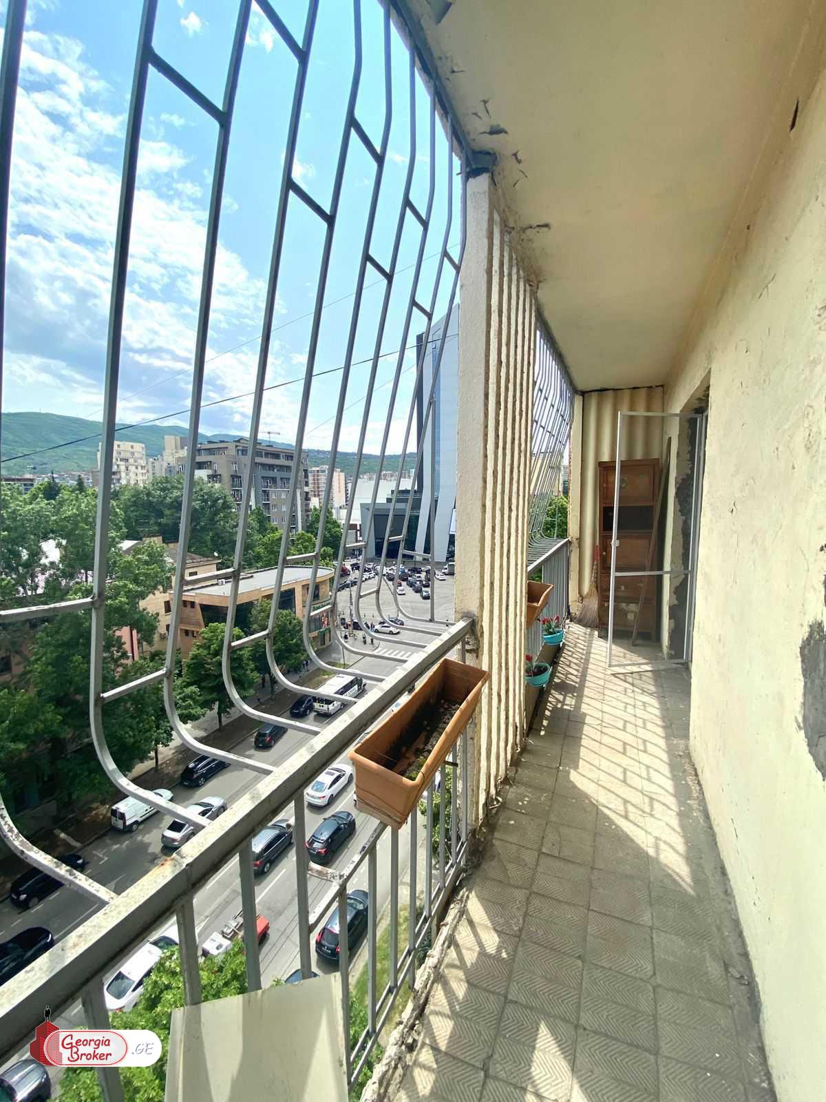 იყიდება ძველი გარემონტებული 3 ოთახიანი ბინა