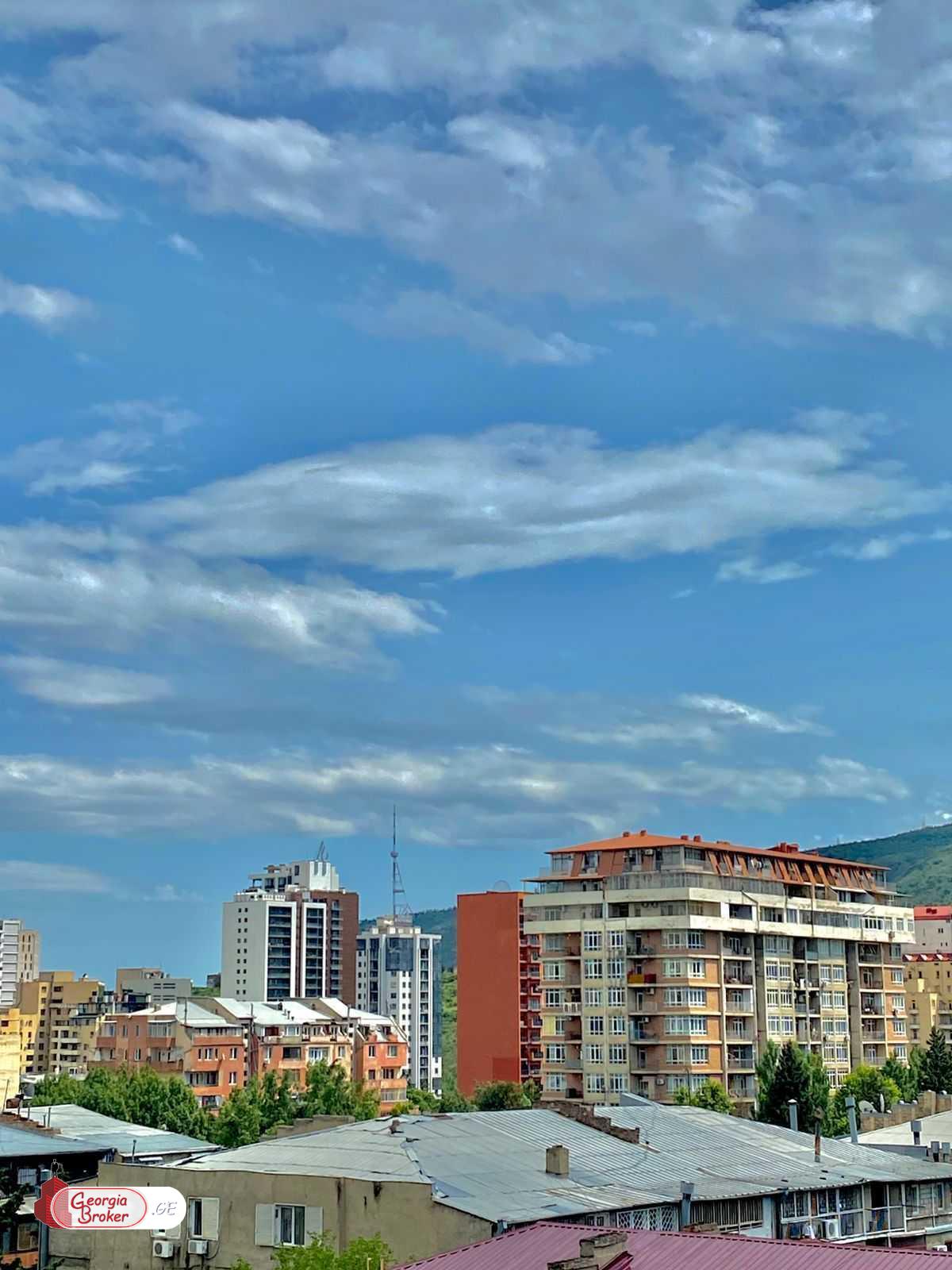 იყიდება ძველი გარემონტებული 3 ოთახიანი ბინა