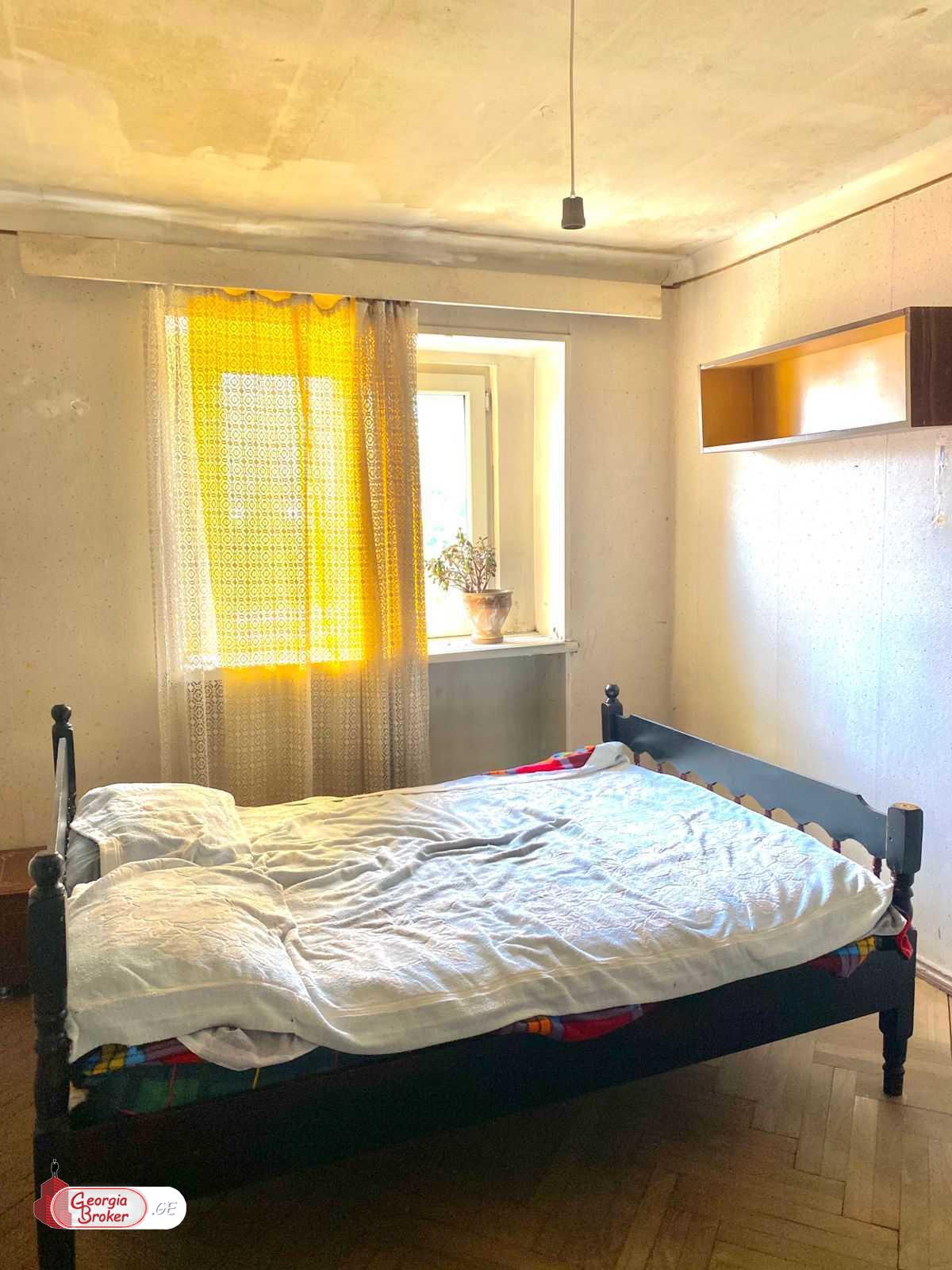 იყიდება ძველი გარემონტებული 3 ოთახიანი ბინა