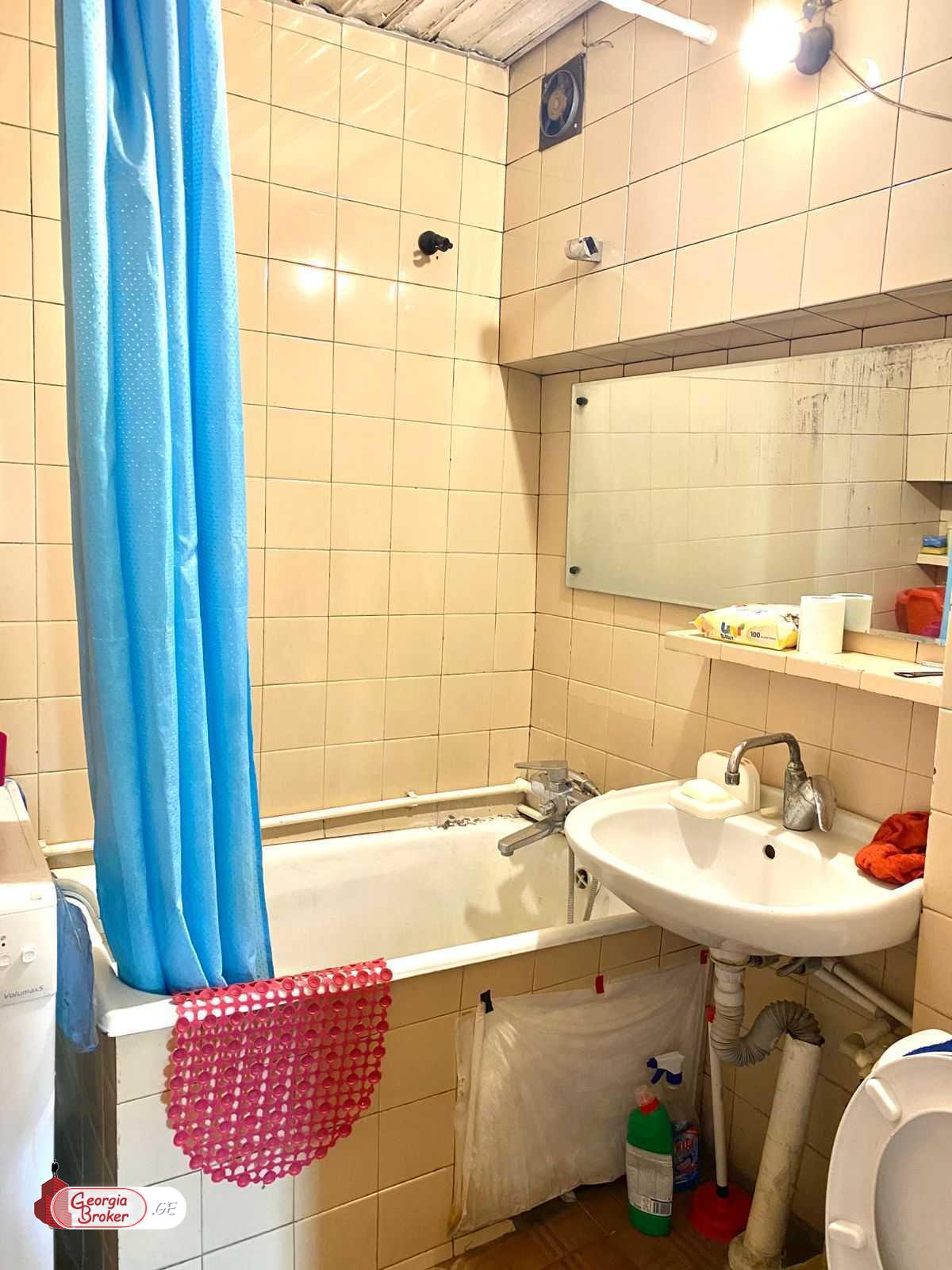 იყიდება ძველი გარემონტებული 3 ოთახიანი ბინა