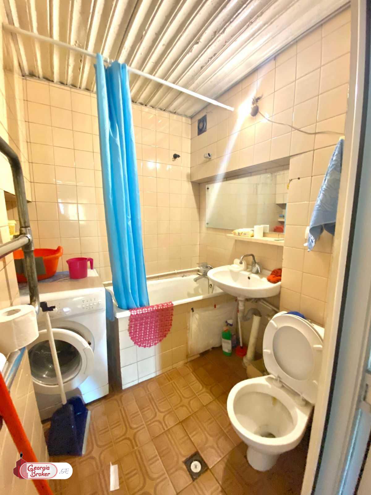 იყიდება ძველი გარემონტებული 3 ოთახიანი ბინა