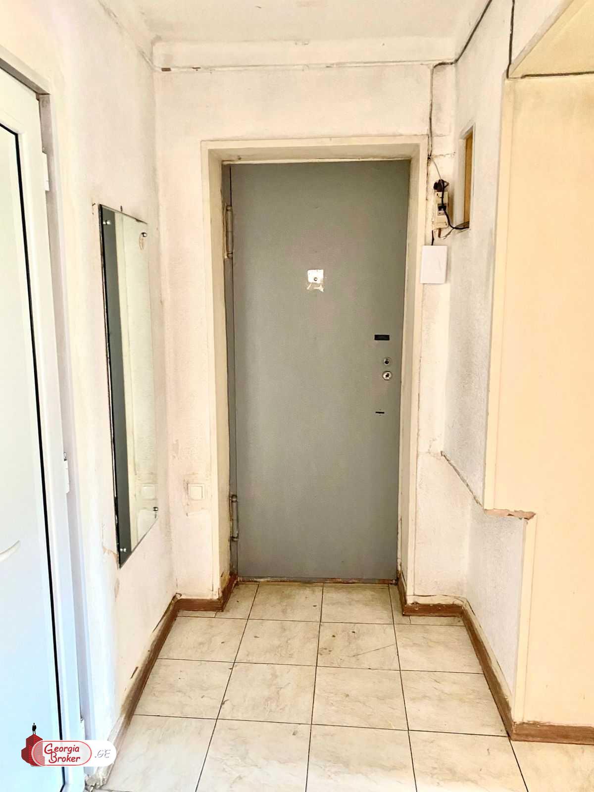 იყიდება ძველი გარემონტებული 3 ოთახიანი ბინა