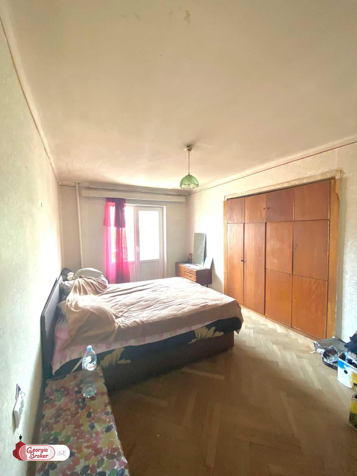 იყიდება ძველი გარემონტებული 3 ოთახიანი ბინა