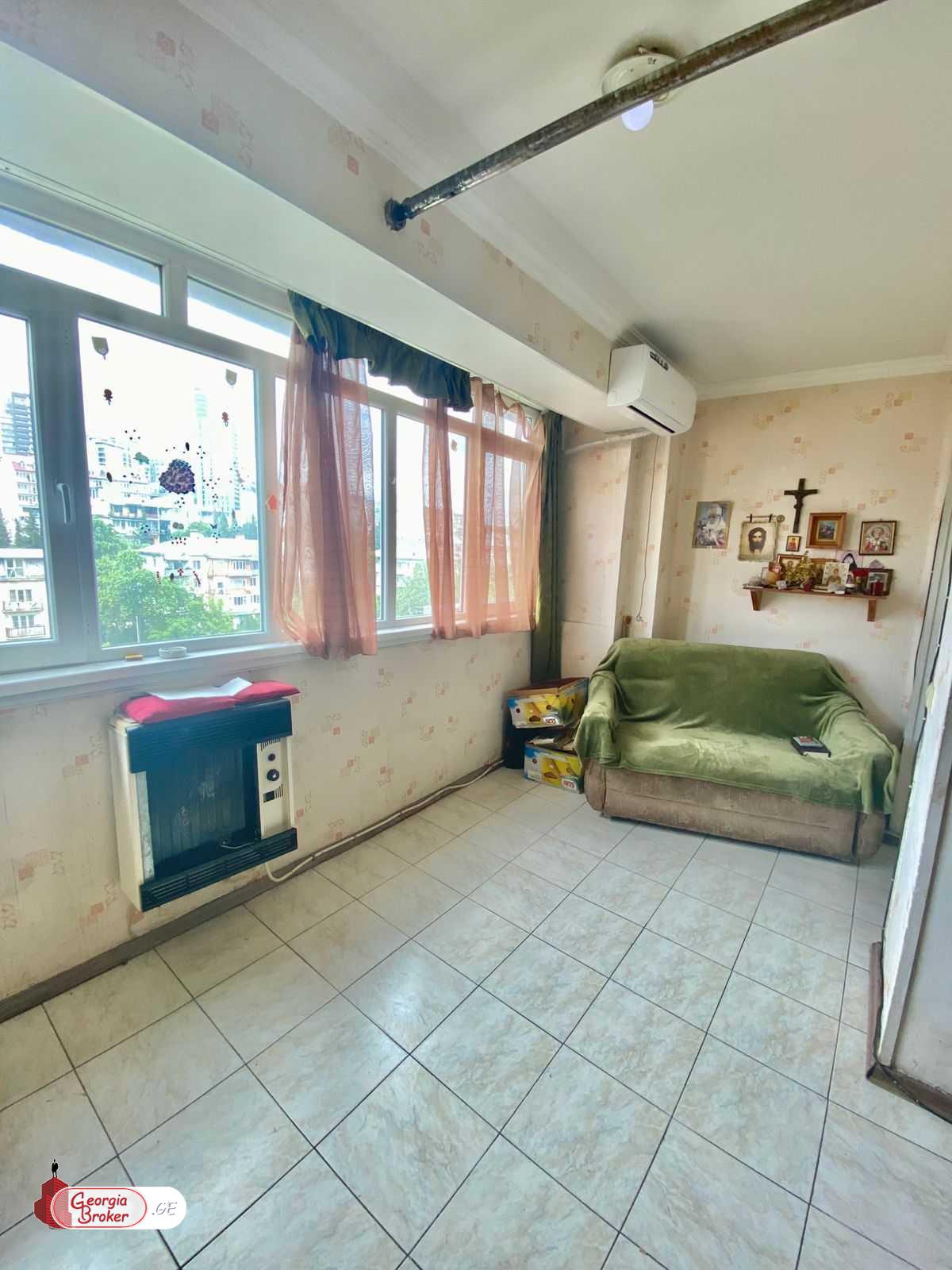 იყიდება ძველი გარემონტებული 3 ოთახიანი ბინა