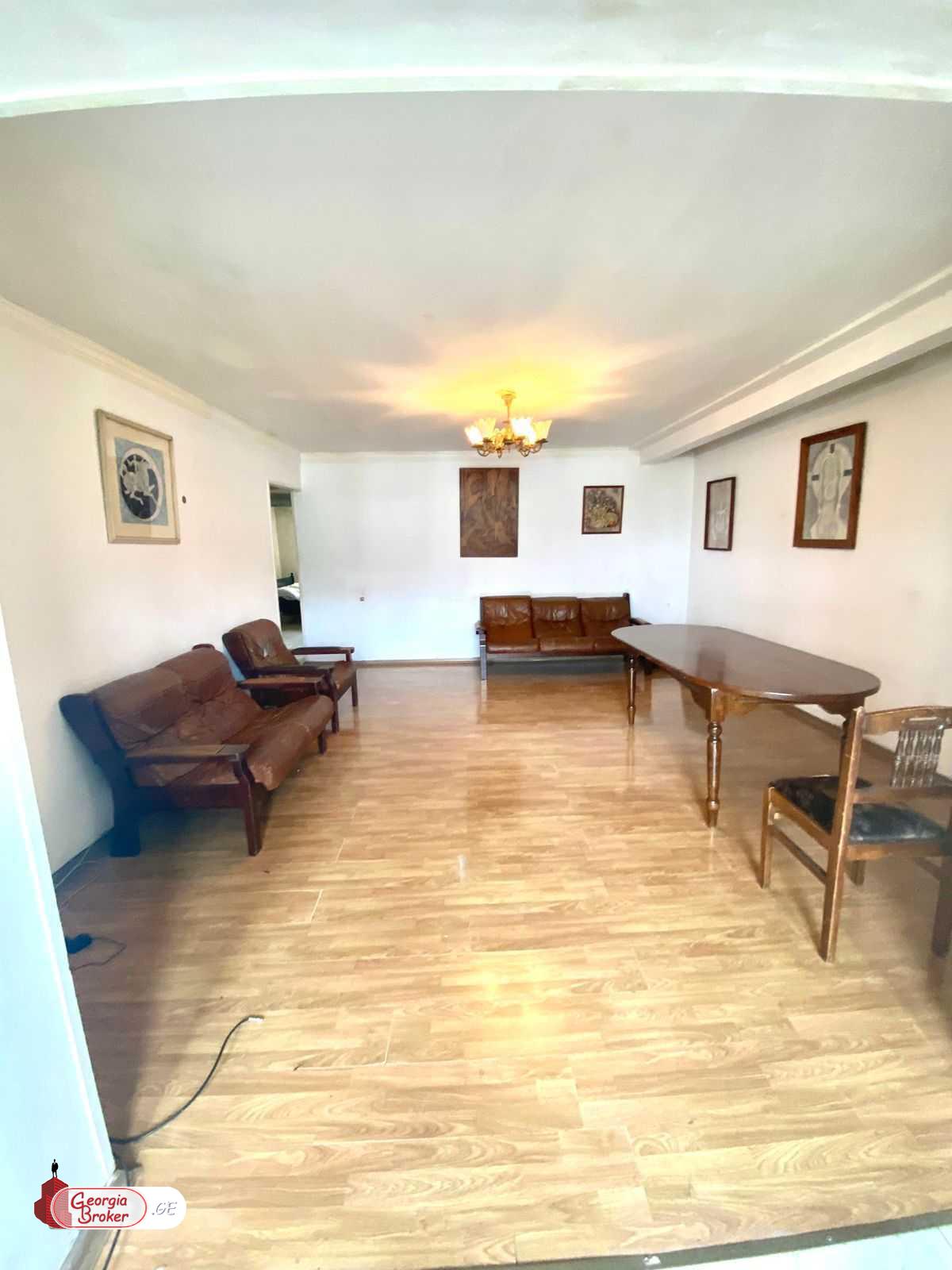 იყიდება ძველი გარემონტებული 3 ოთახიანი ბინა