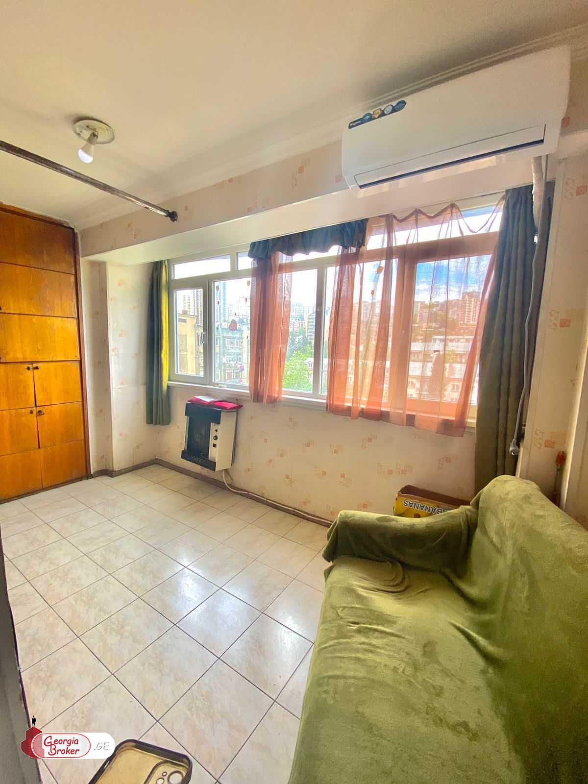 იყიდება ძველი გარემონტებული 3 ოთახიანი ბინა