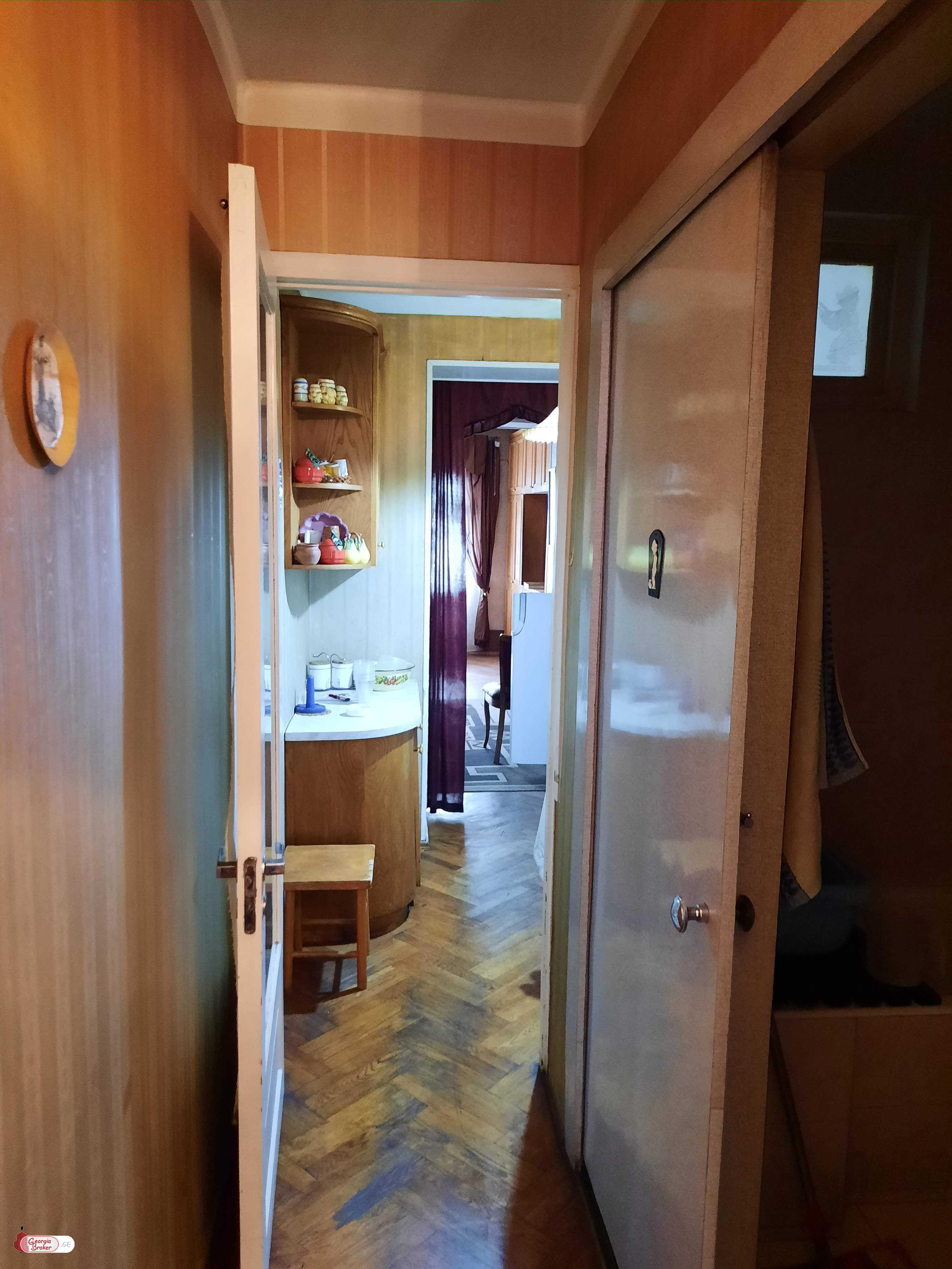 продается квартира со старым ремонтом 5-комнат