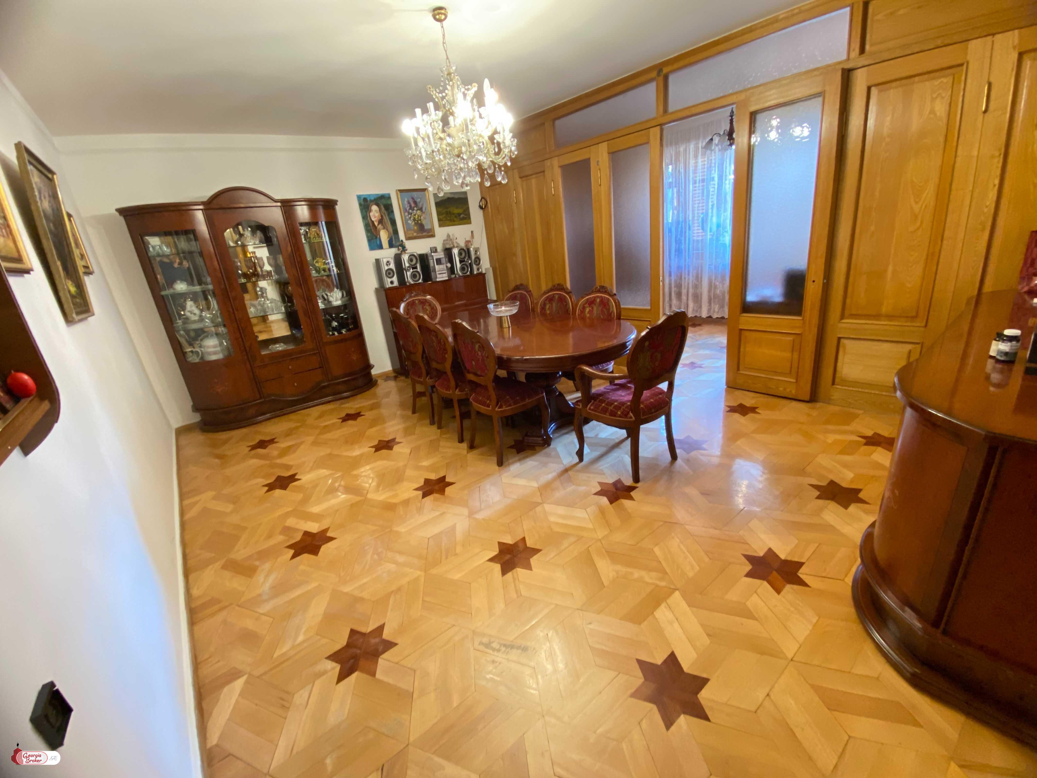 იყიდება ახალი გარემონტებული 4 ოთახიანი ბინა