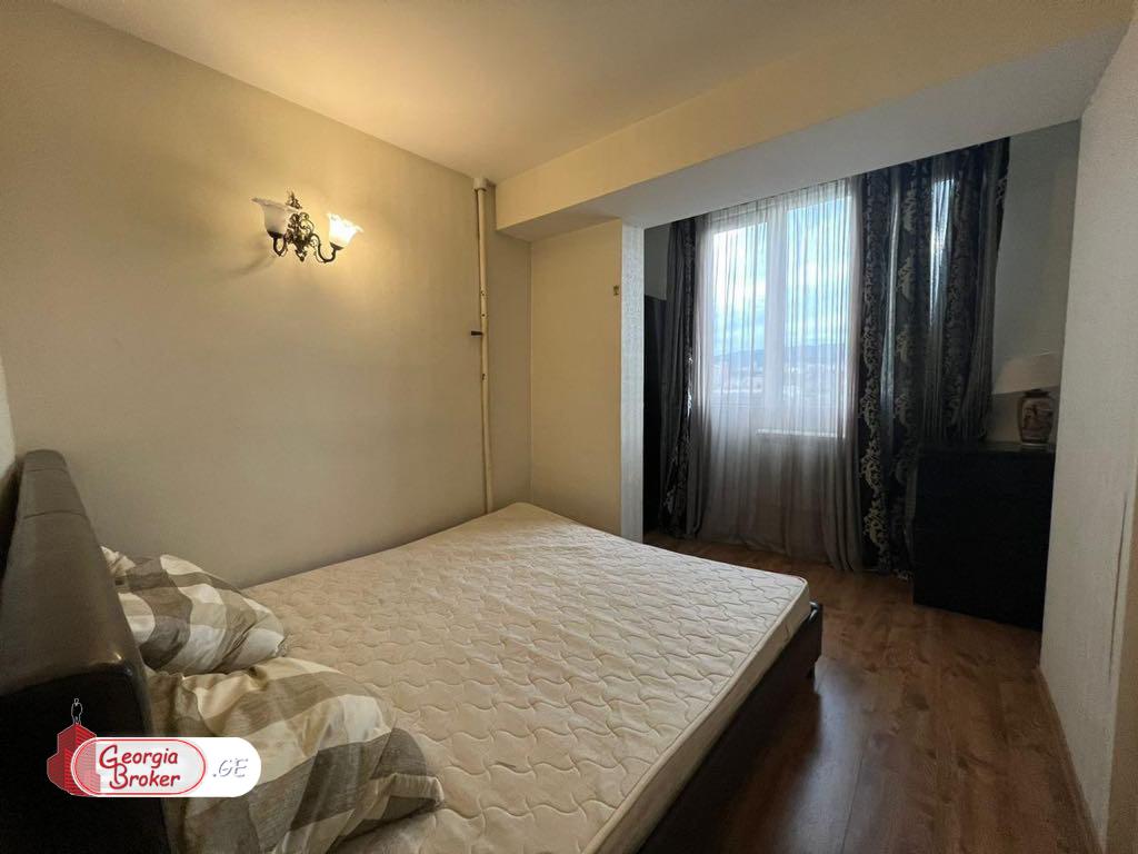 იყიდება ძველი გარემონტებული 2 ოთახიანი ბინა