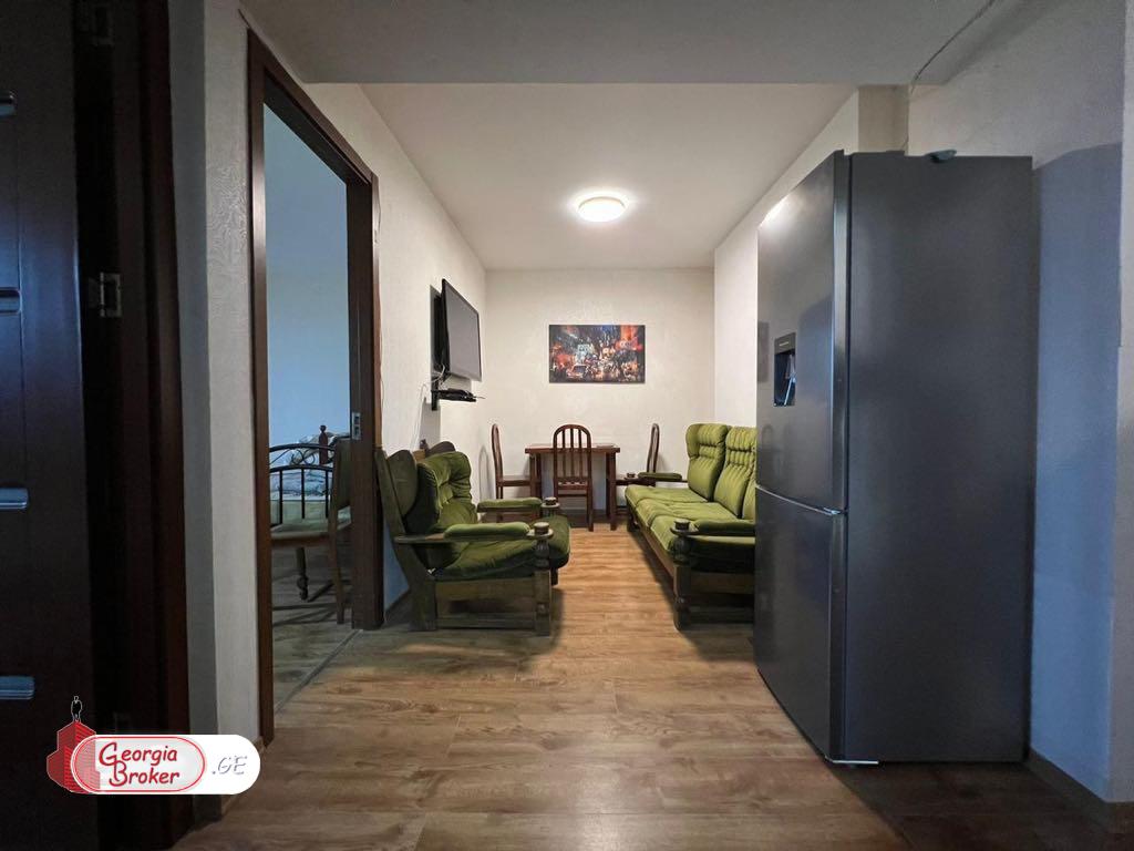 იყიდება ძველი გარემონტებული 2 ოთახიანი ბინა