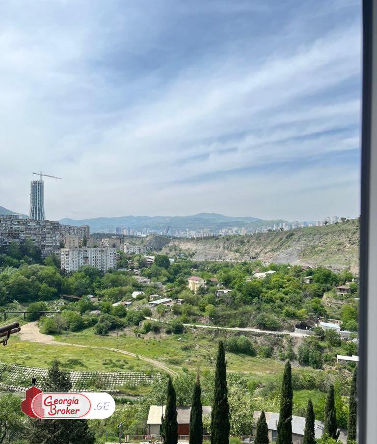 იყიდება ძველი გარემონტებული 2 ოთახიანი ბინა