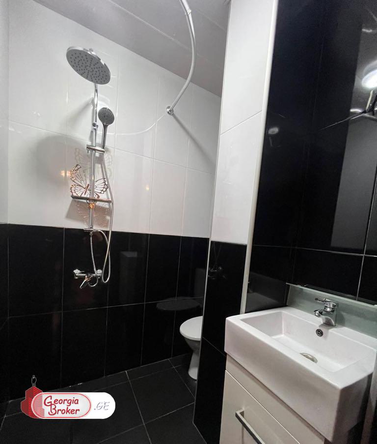 იყიდება ძველი გარემონტებული 2 ოთახიანი ბინა