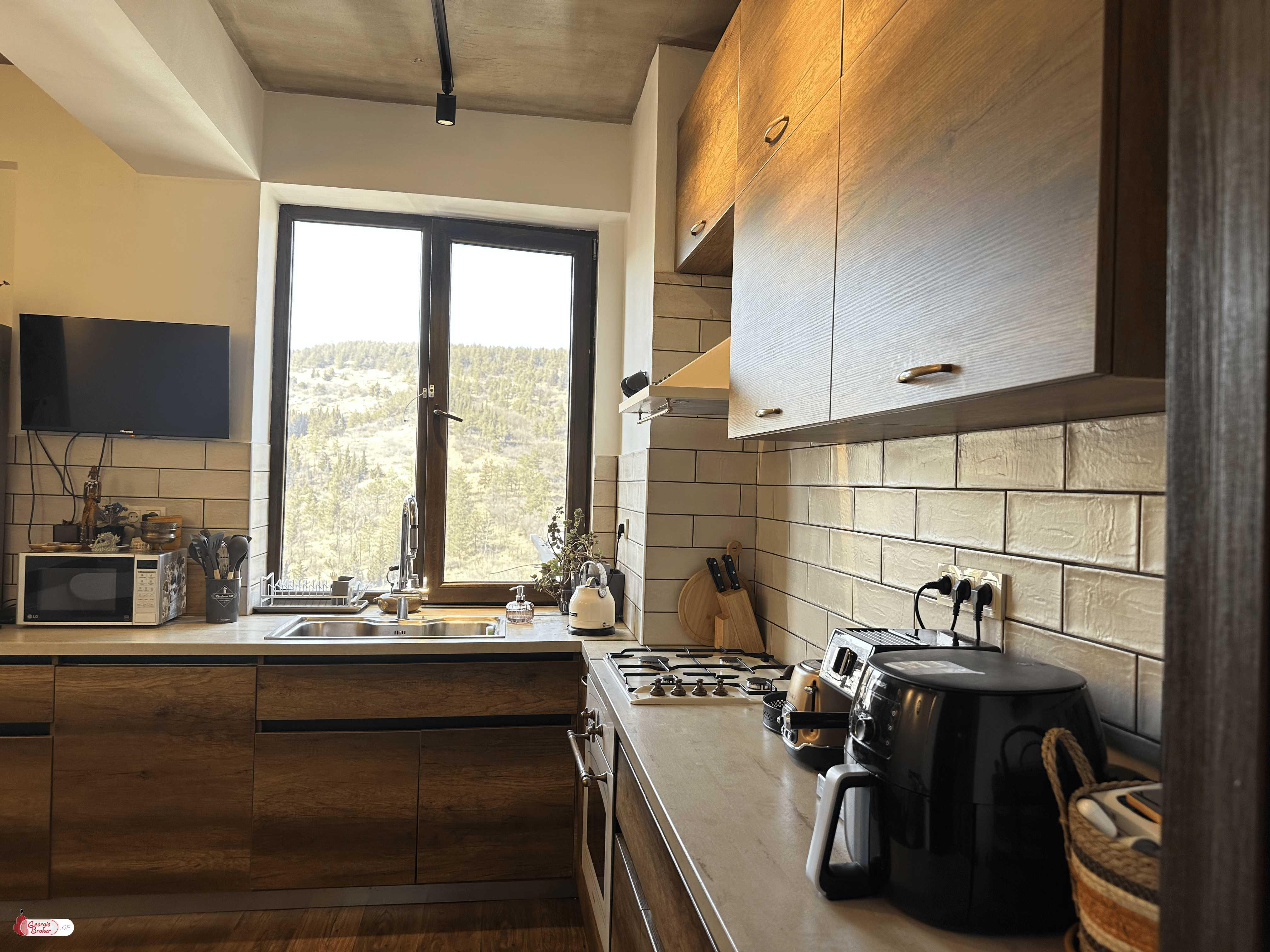 продается квартира с новым ремонтом 3-комнаты