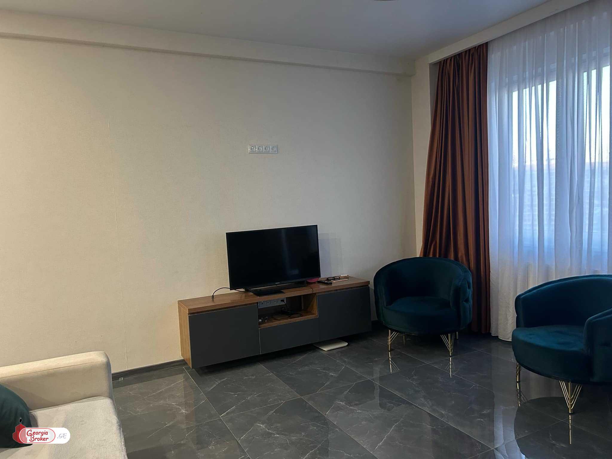 продается квартира с новым ремонтом 4-комнаты