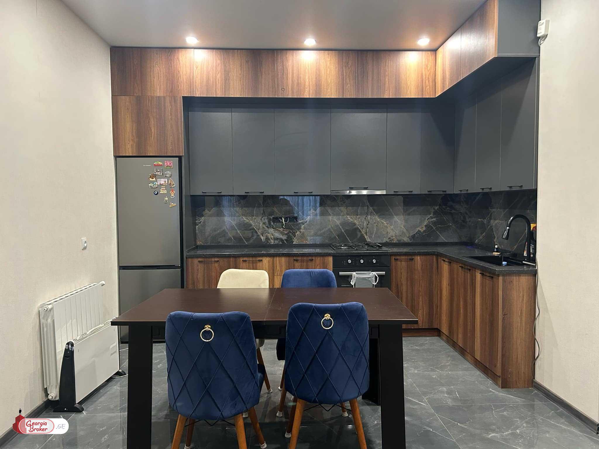 продается квартира с новым ремонтом 4-комнаты