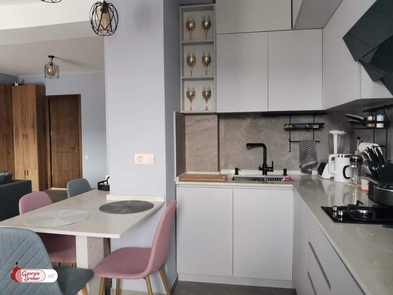 продается квартира с новым ремонтом 3-комнаты