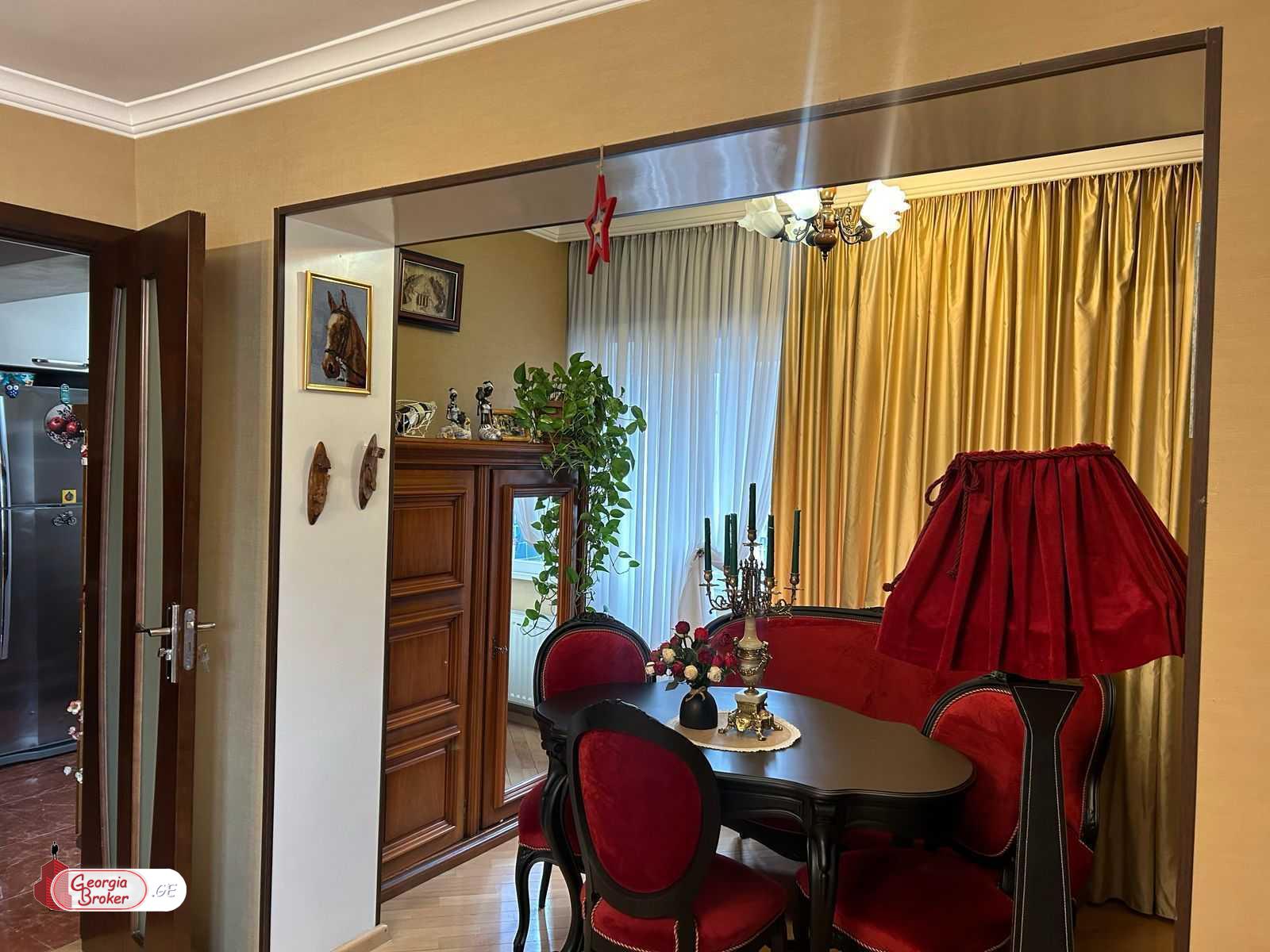 продается квартира с новым ремонтом 4-комнаты