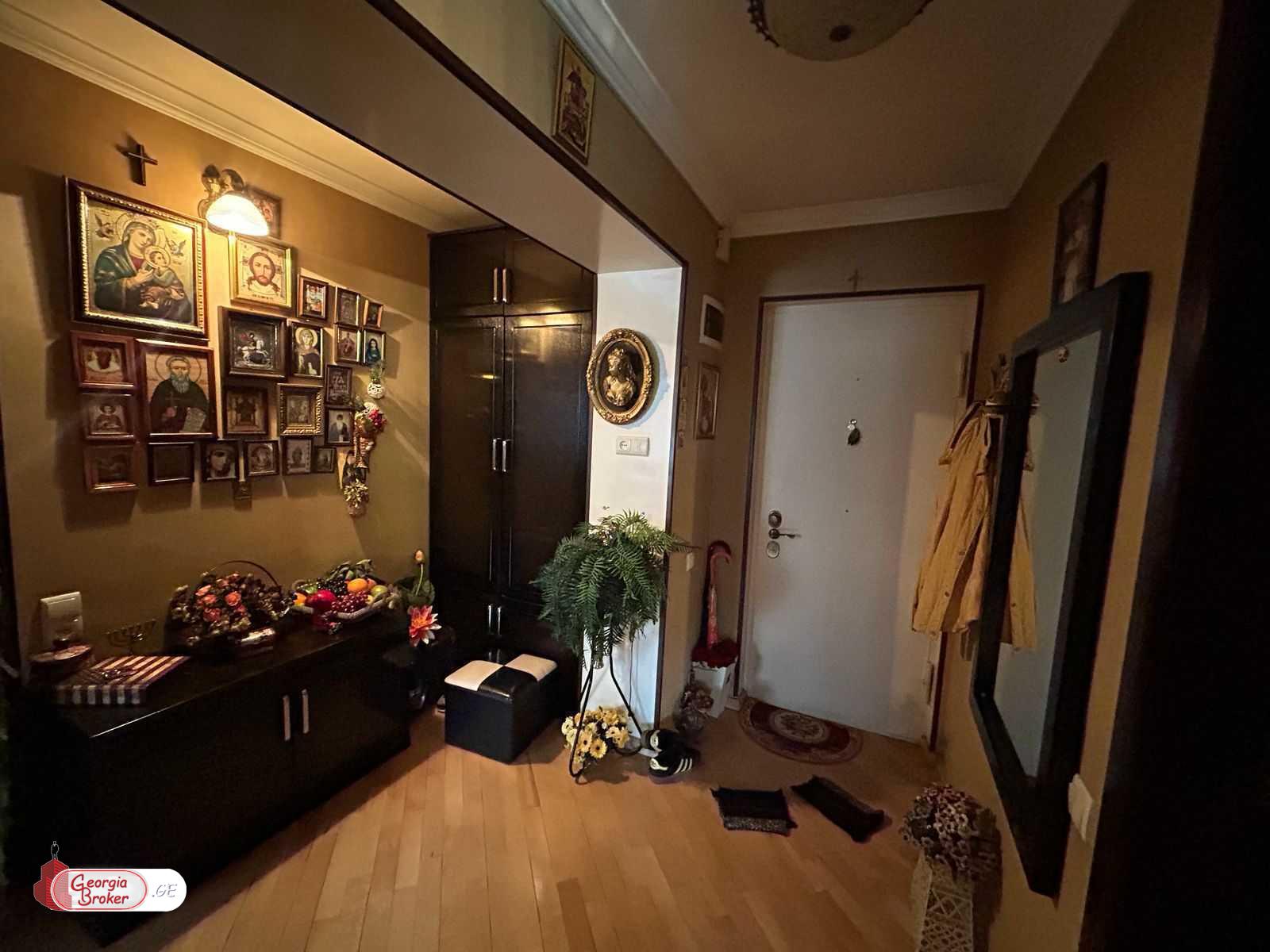 продается квартира с новым ремонтом 4-комнаты