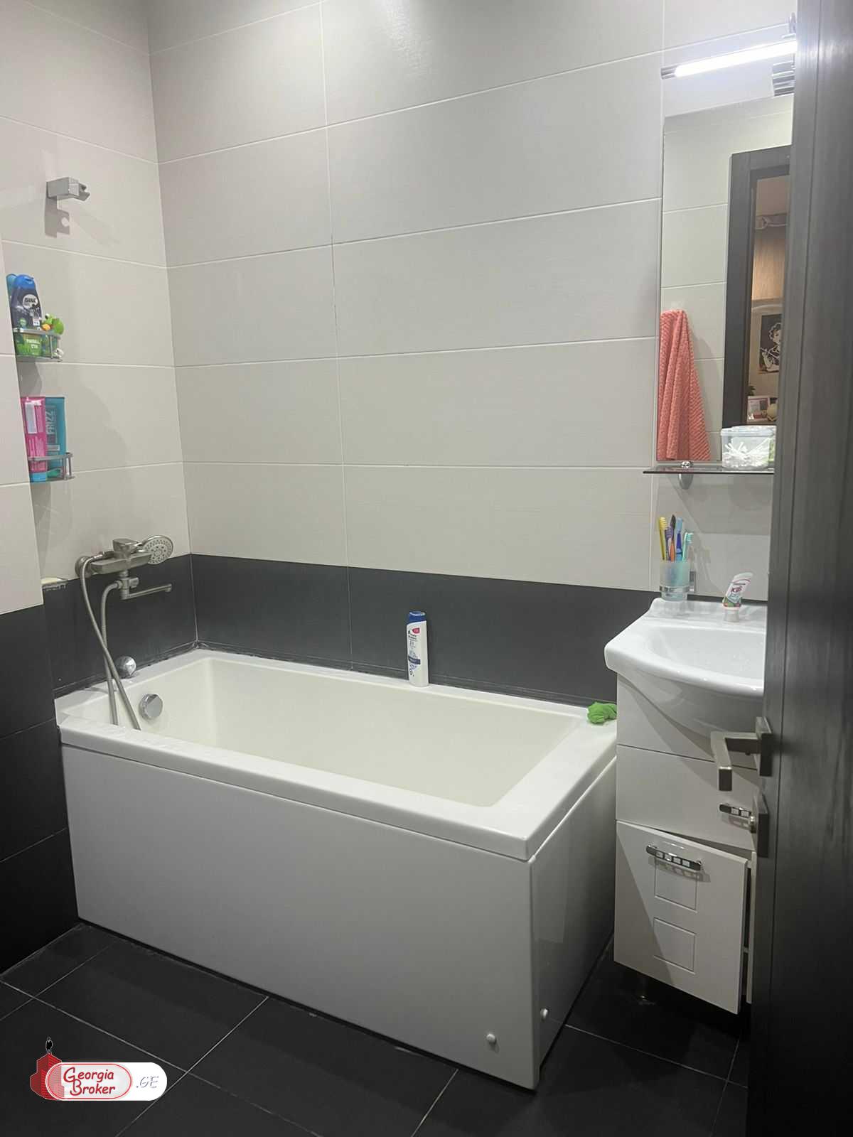 продается квартира с новым ремонтом 3-комнаты