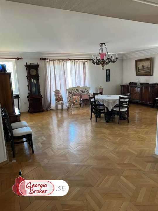 იყიდება ახალი გარემონტებული 8 ოთახიანი ბინა