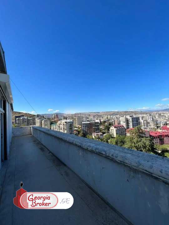 იყიდება ახალი გარემონტებული 8 ოთახიანი ბინა