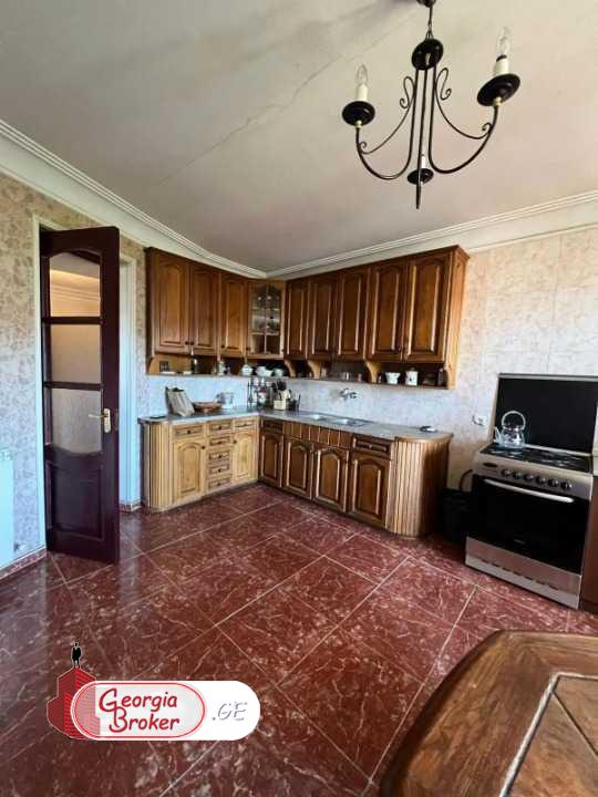 იყიდება ახალი გარემონტებული 8 ოთახიანი ბინა