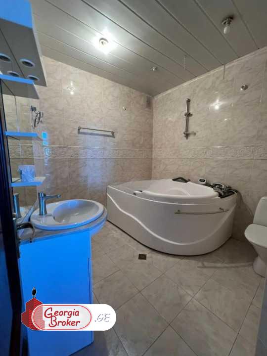 იყიდება ახალი გარემონტებული 8 ოთახიანი ბინა