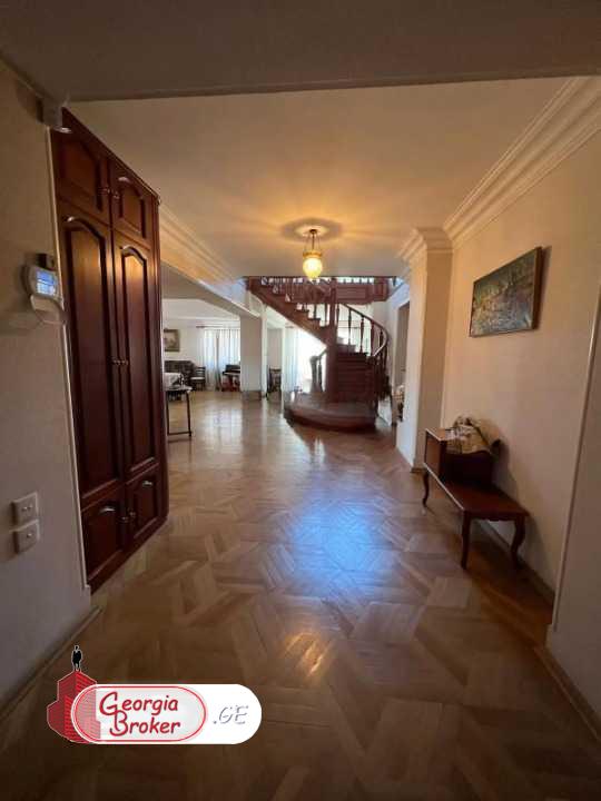 იყიდება ახალი გარემონტებული 8 ოთახიანი ბინა