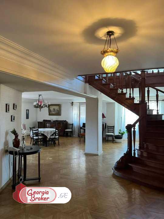 იყიდება ახალი გარემონტებული 8 ოთახიანი ბინა