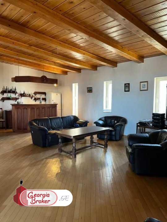 იყიდება ახალი გარემონტებული 8 ოთახიანი ბინა