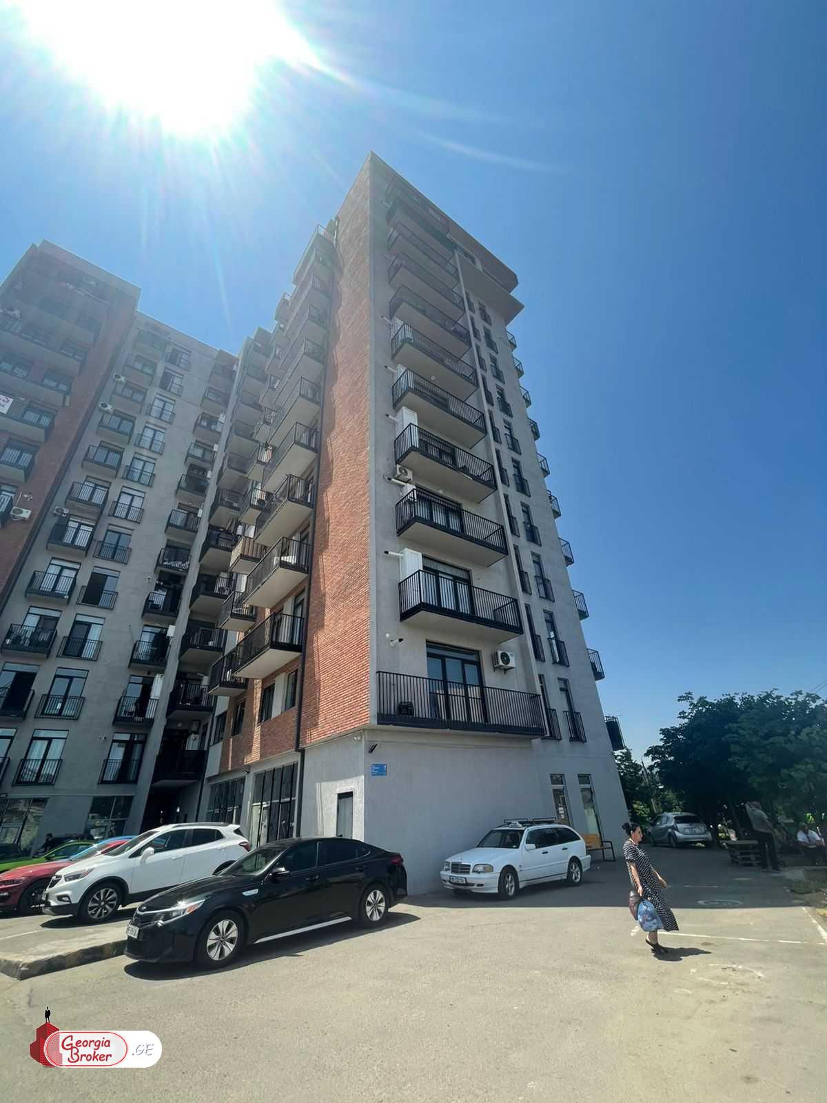 продается квартира с новым ремонтом 4-комнаты