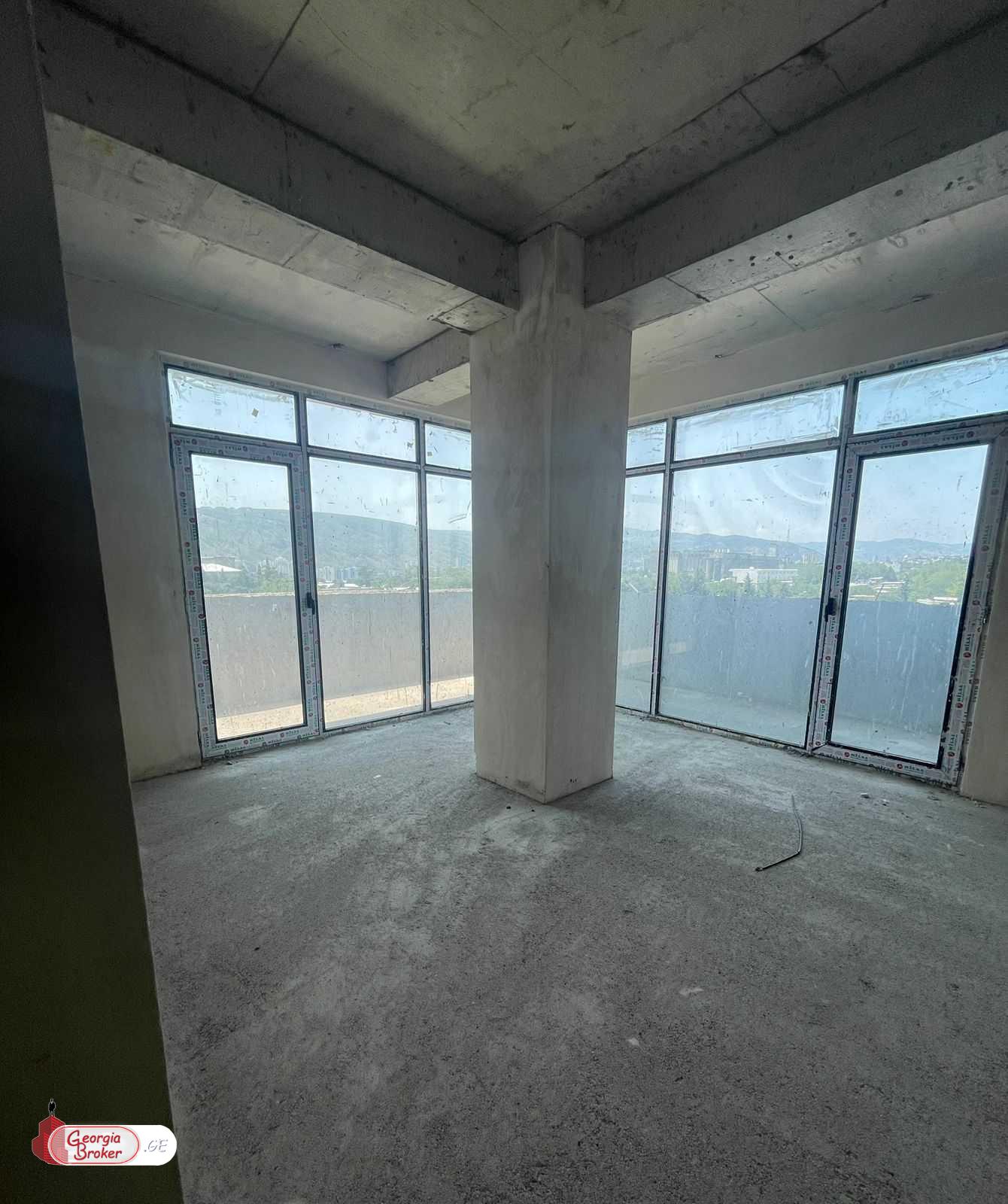 продается квартира с новым ремонтом 4-комнаты