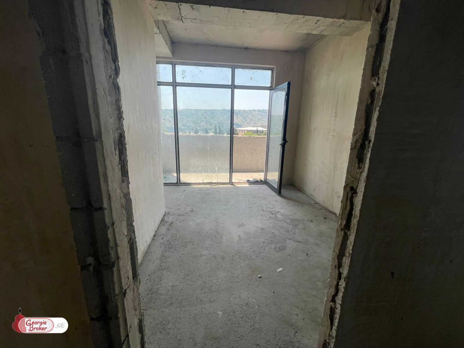 продается квартира с новым ремонтом 4-комнаты