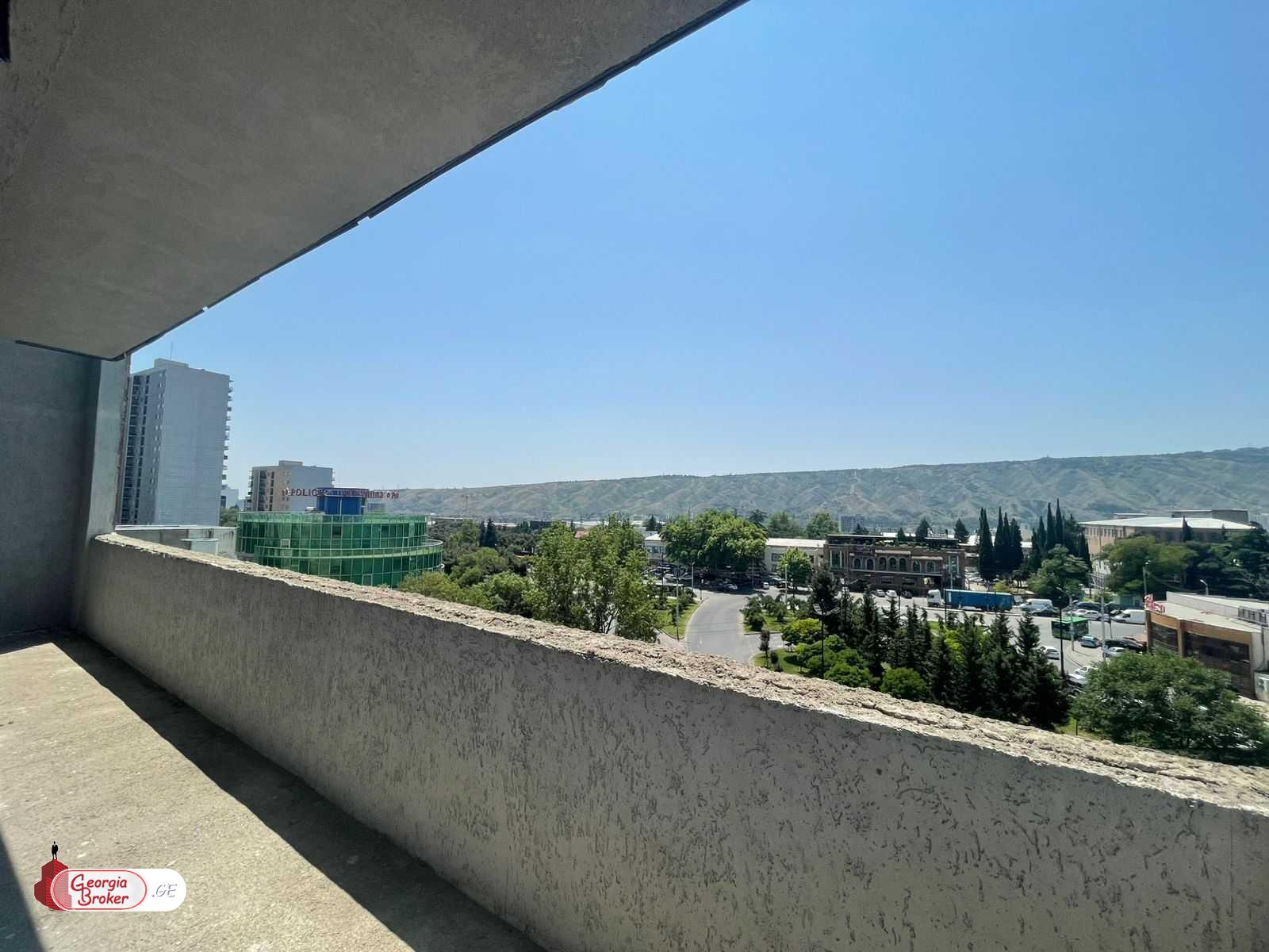 продается квартира с новым ремонтом 4-комнаты