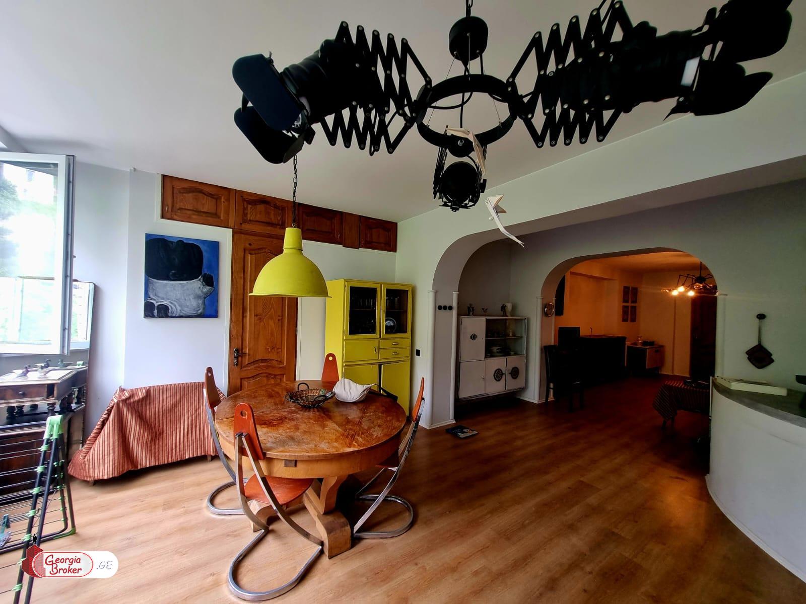 продается квартира с новым ремонтом 3-комнаты