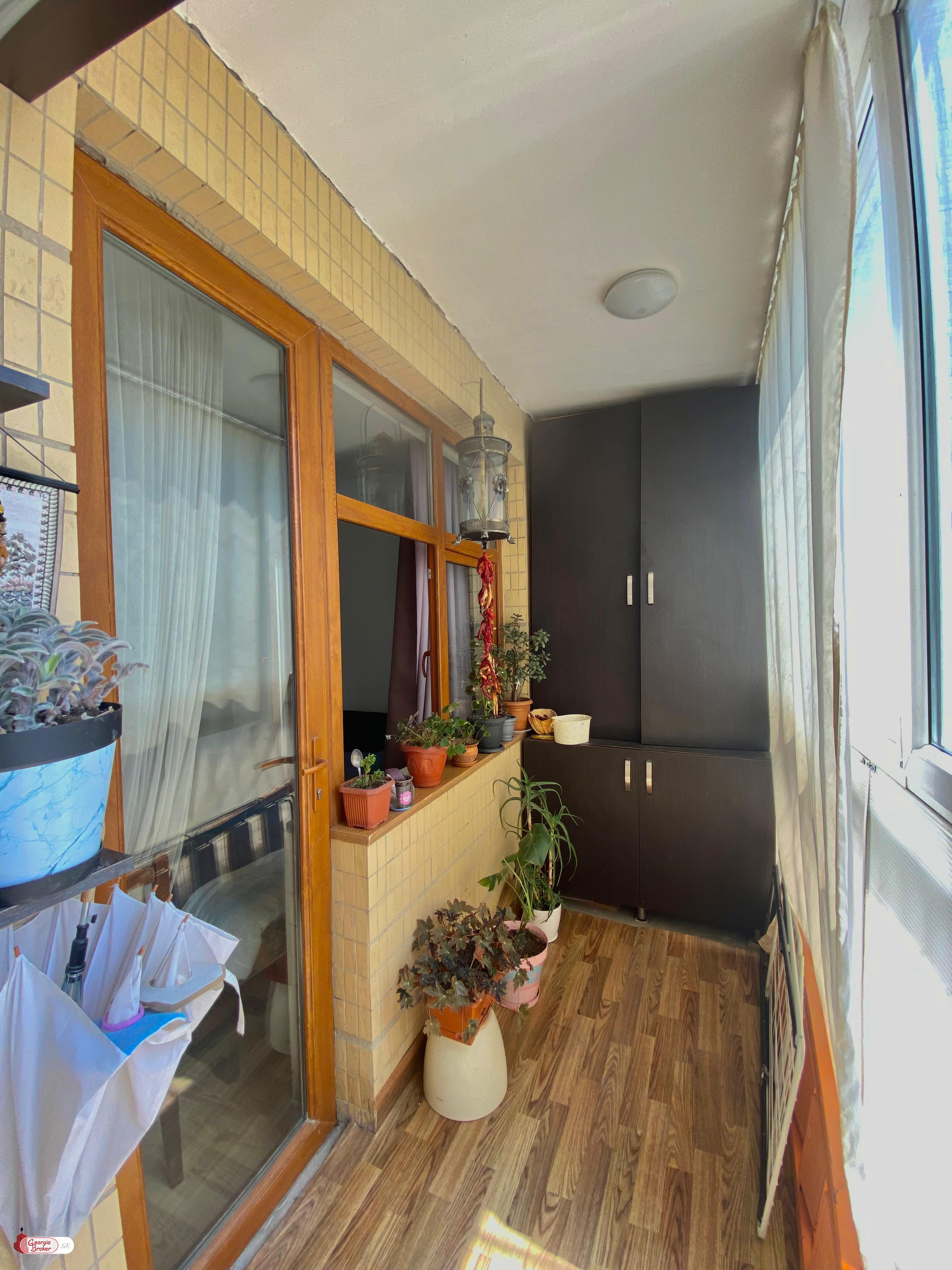 продается квартира с новым ремонтом 4-комнаты