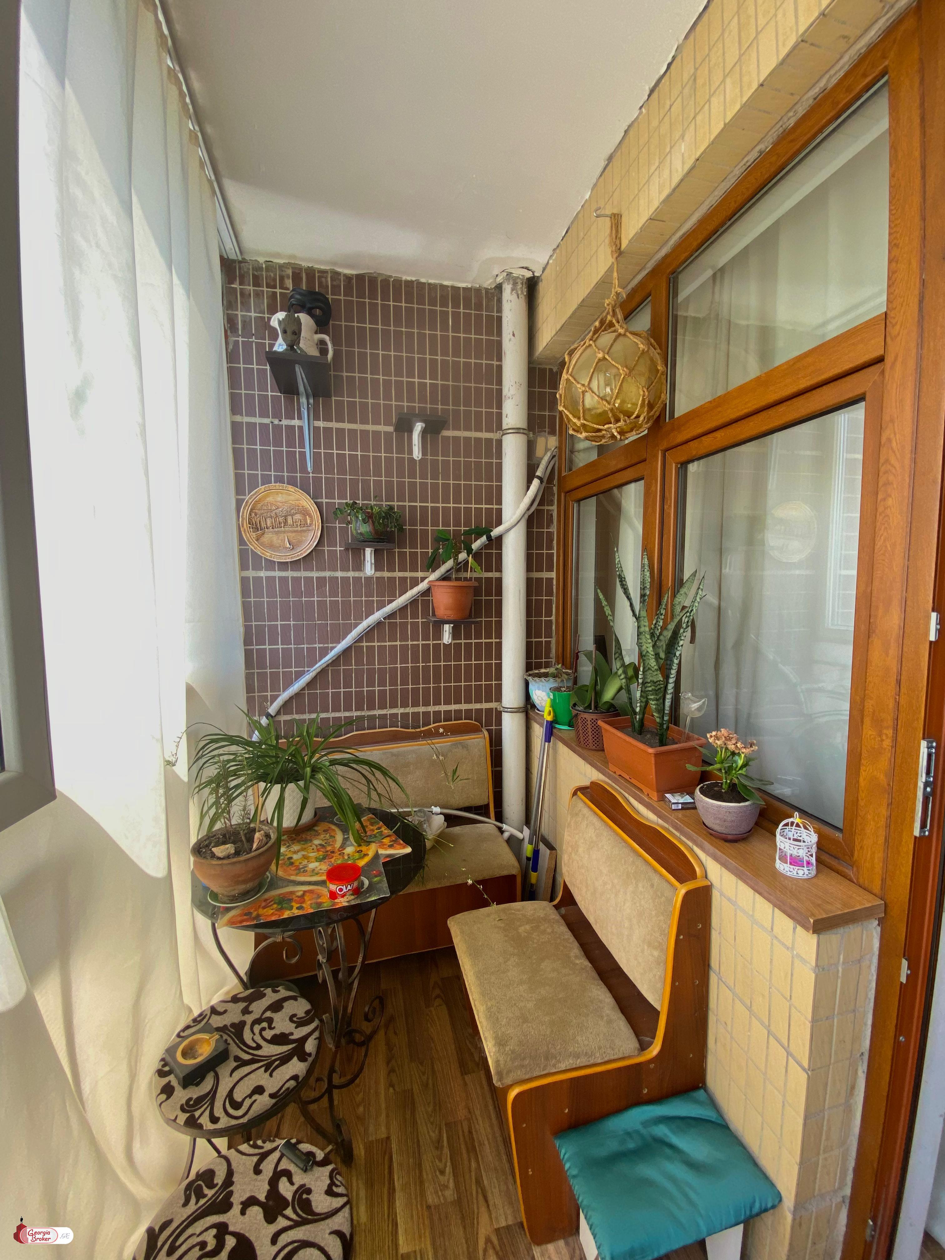 продается квартира с новым ремонтом 4-комнаты