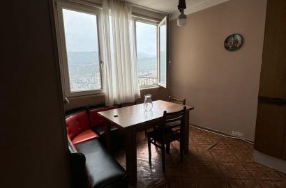 იყიდება ძველი გარემონტებული 2 ოთახიანი ბინა