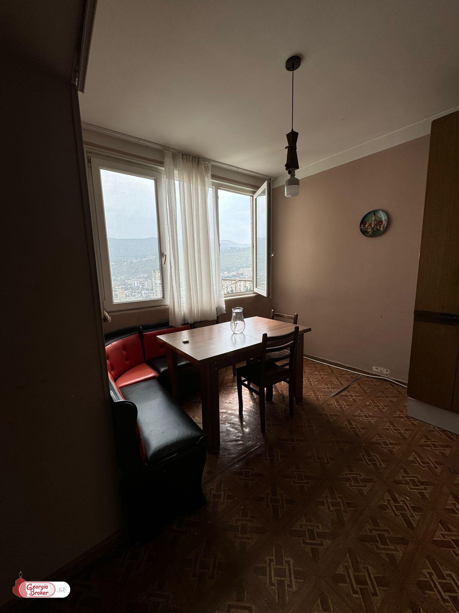 იყიდება ძველი გარემონტებული 2 ოთახიანი ბინა