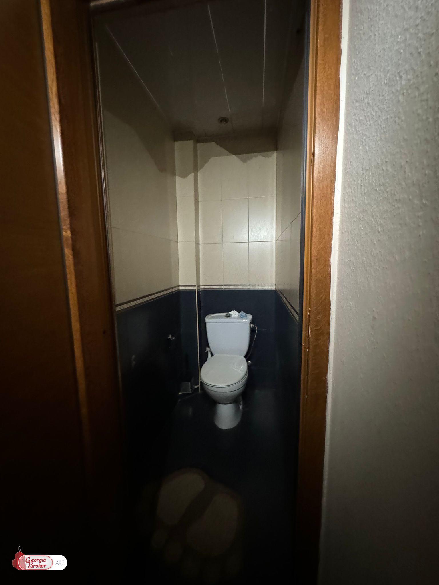 იყიდება ძველი გარემონტებული 2 ოთახიანი ბინა