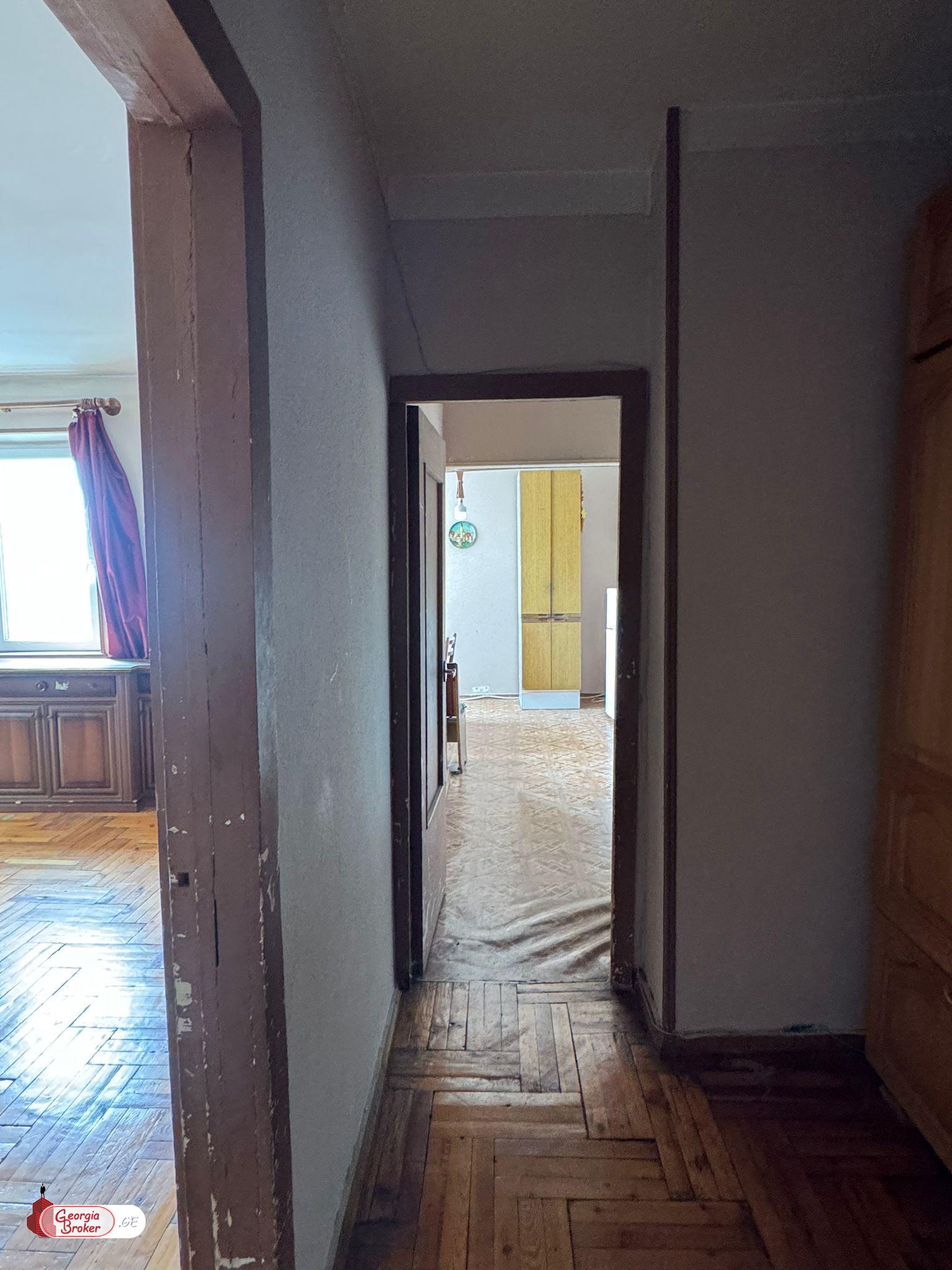 იყიდება ძველი გარემონტებული 2 ოთახიანი ბინა