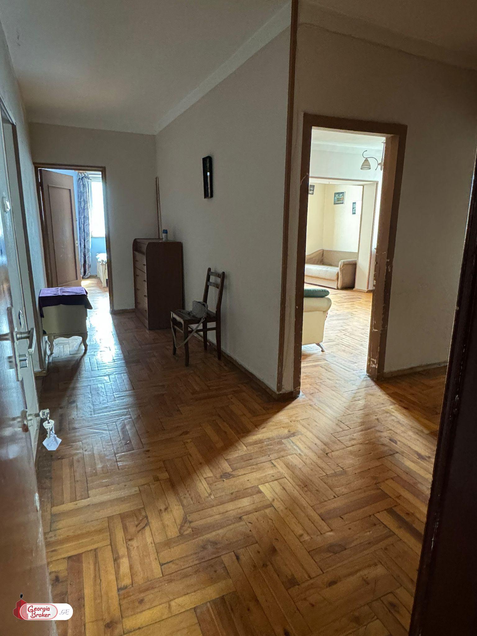 იყიდება ძველი გარემონტებული 2 ოთახიანი ბინა