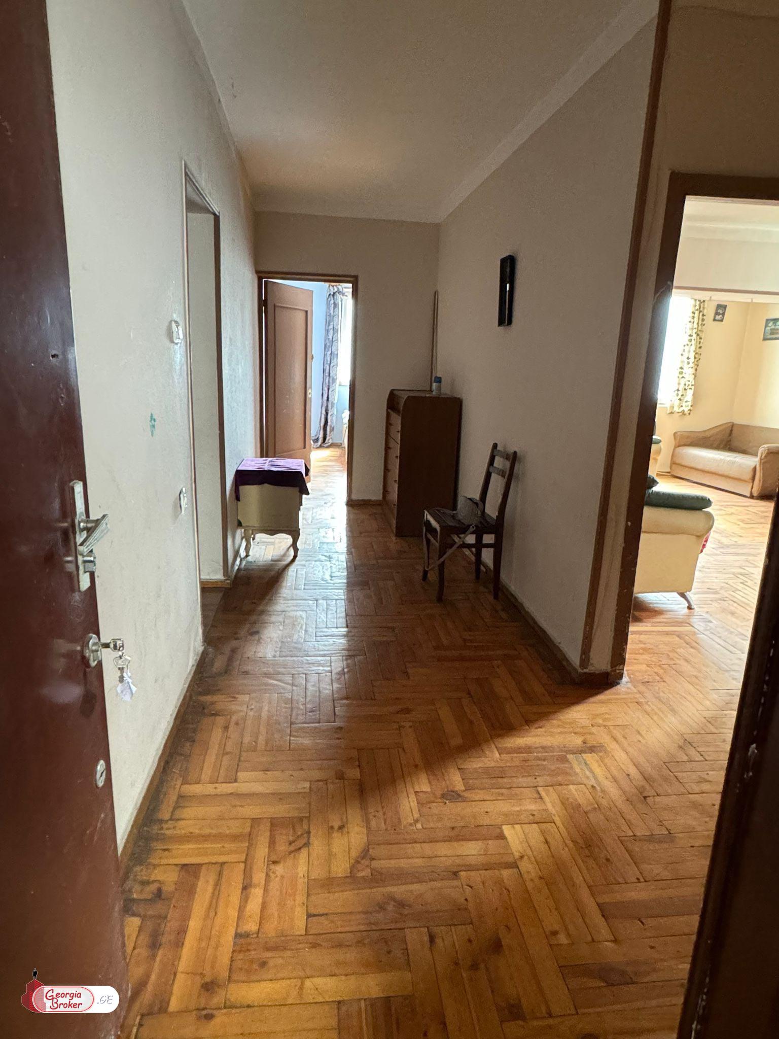იყიდება ძველი გარემონტებული 2 ოთახიანი ბინა