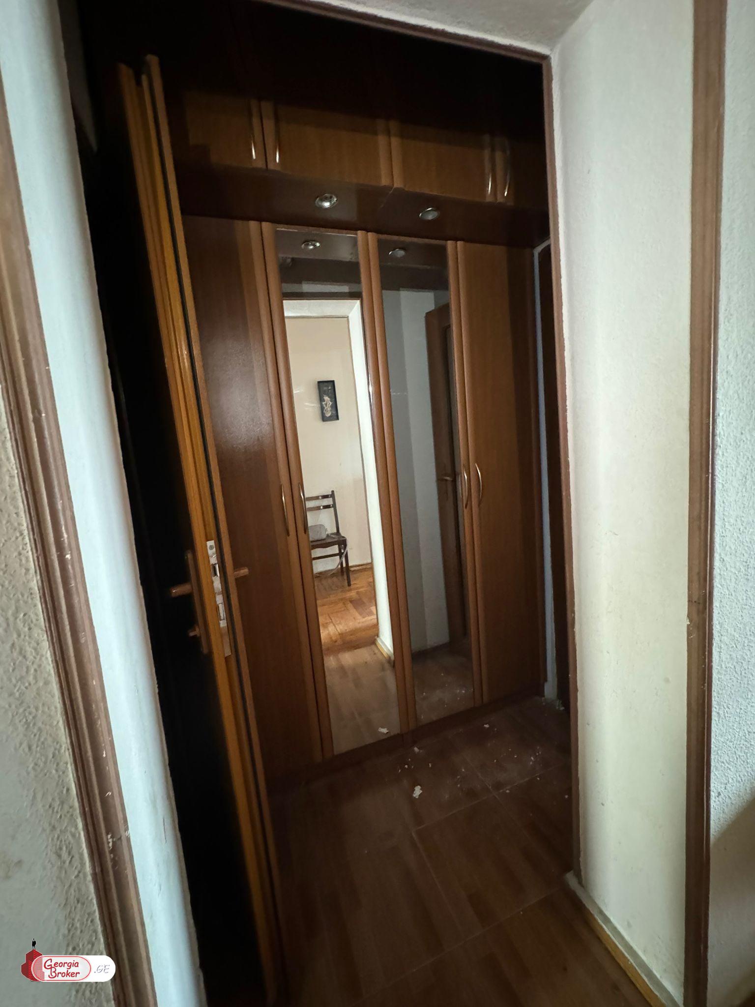 იყიდება ძველი გარემონტებული 2 ოთახიანი ბინა