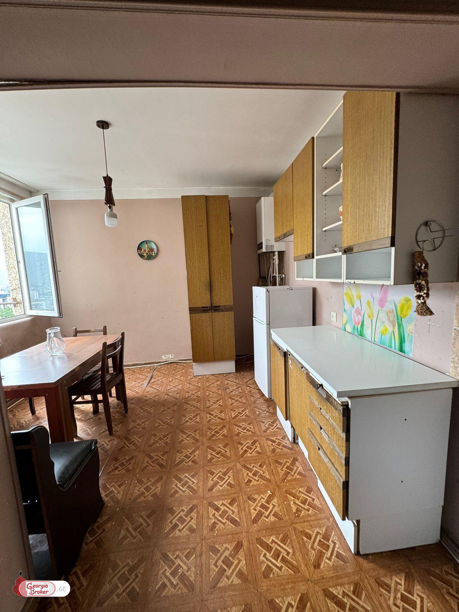 იყიდება ძველი გარემონტებული 2 ოთახიანი ბინა