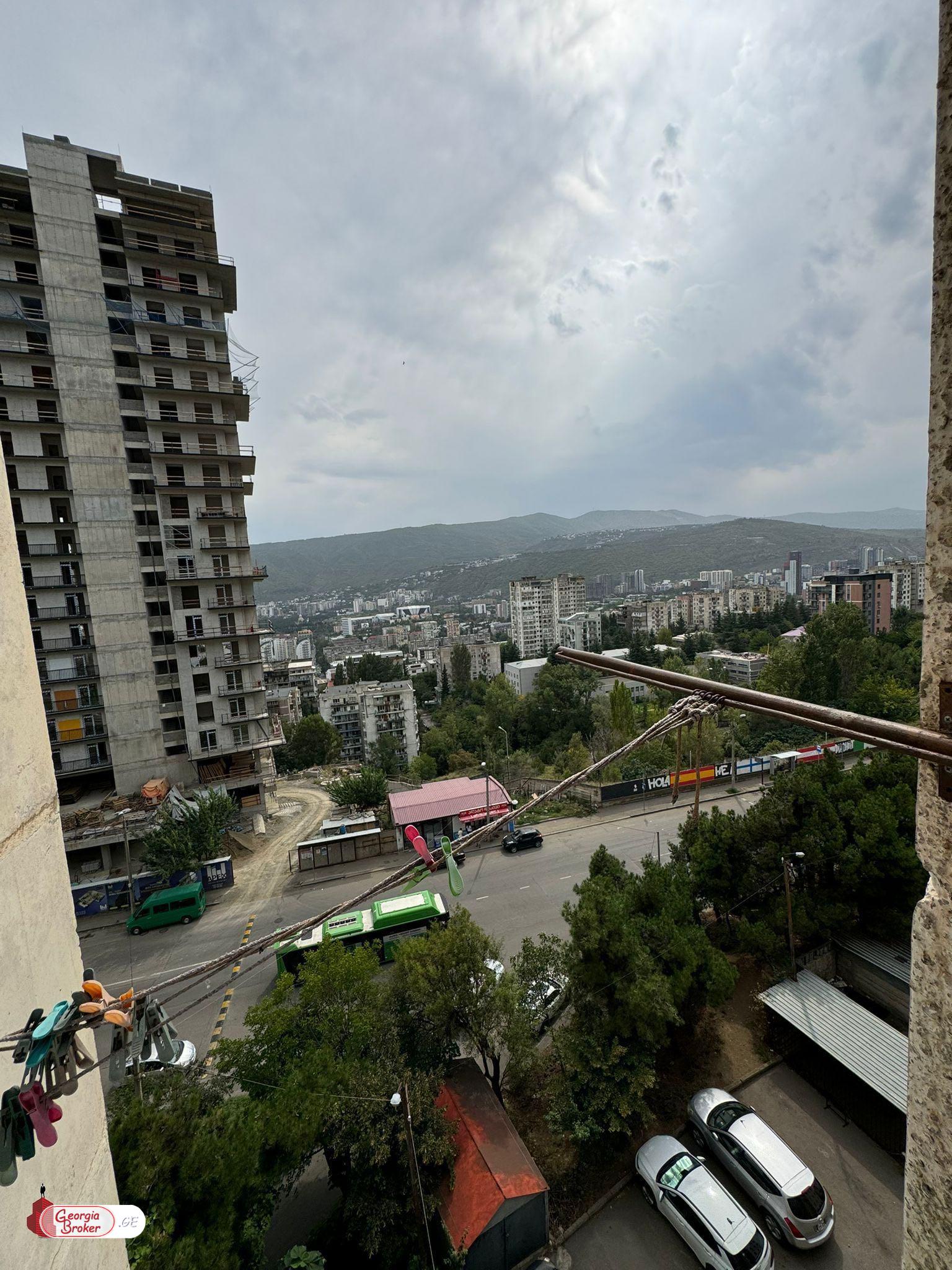 იყიდება ძველი გარემონტებული 2 ოთახიანი ბინა