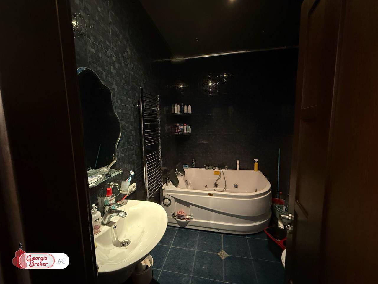 продается квартира с новым ремонтом 3-комнаты