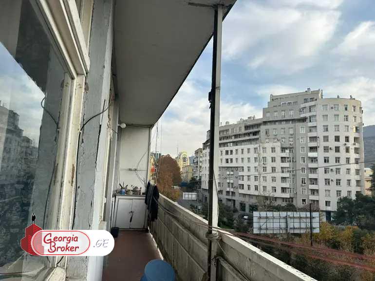 იყიდება ახალი გარემონტებული 5 ოთახიანი ბინა