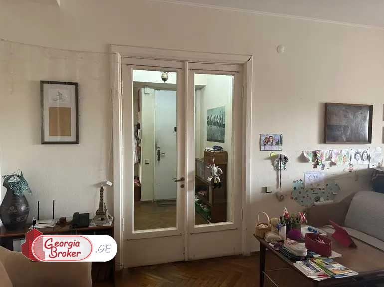 იყიდება ახალი გარემონტებული 5 ოთახიანი ბინა