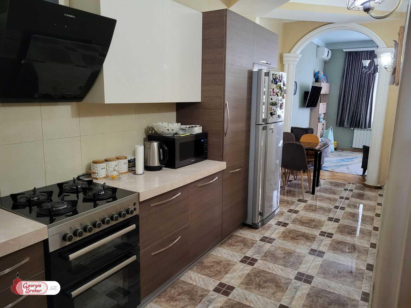 იყიდება ახალი გარემონტებული 5 ოთახიანი ბინა